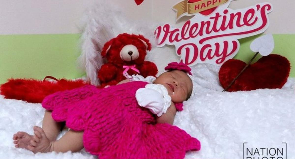 Không chỉ người lớn xúng xính diện Tết và Valentine đâu nhé, hãy xem các bé sơ sinh đây này Ảnh 4