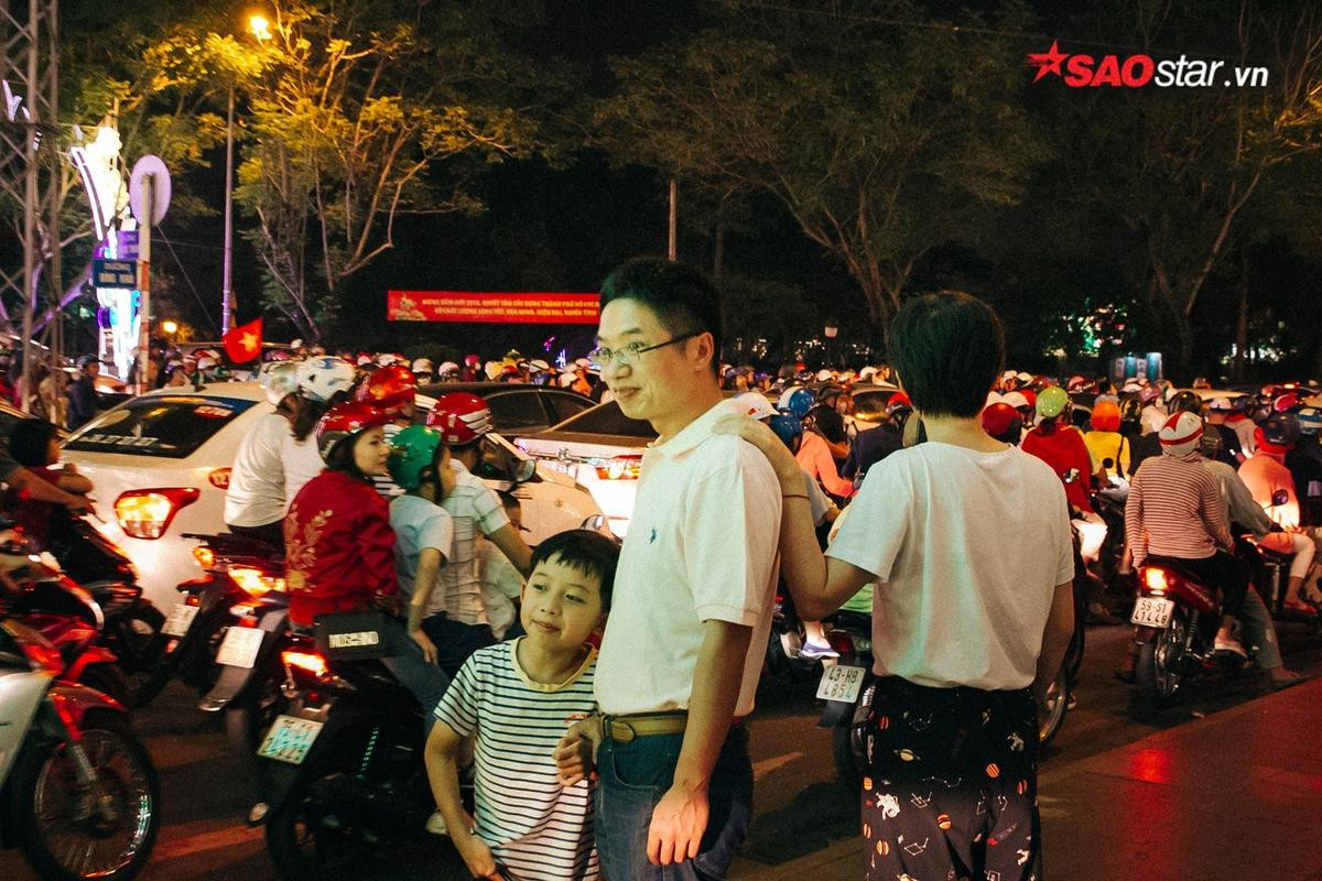 Hàng nghìn người mang chiếu ra đường, ngồi 'canh' pháo hoa trong đêm giao thừa Ảnh 3