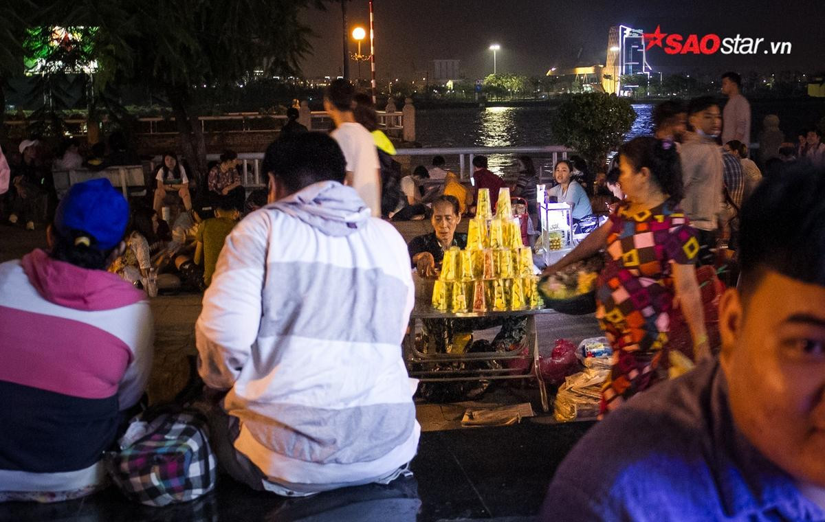 Hàng nghìn người mang chiếu ra đường, ngồi 'canh' pháo hoa trong đêm giao thừa Ảnh 7