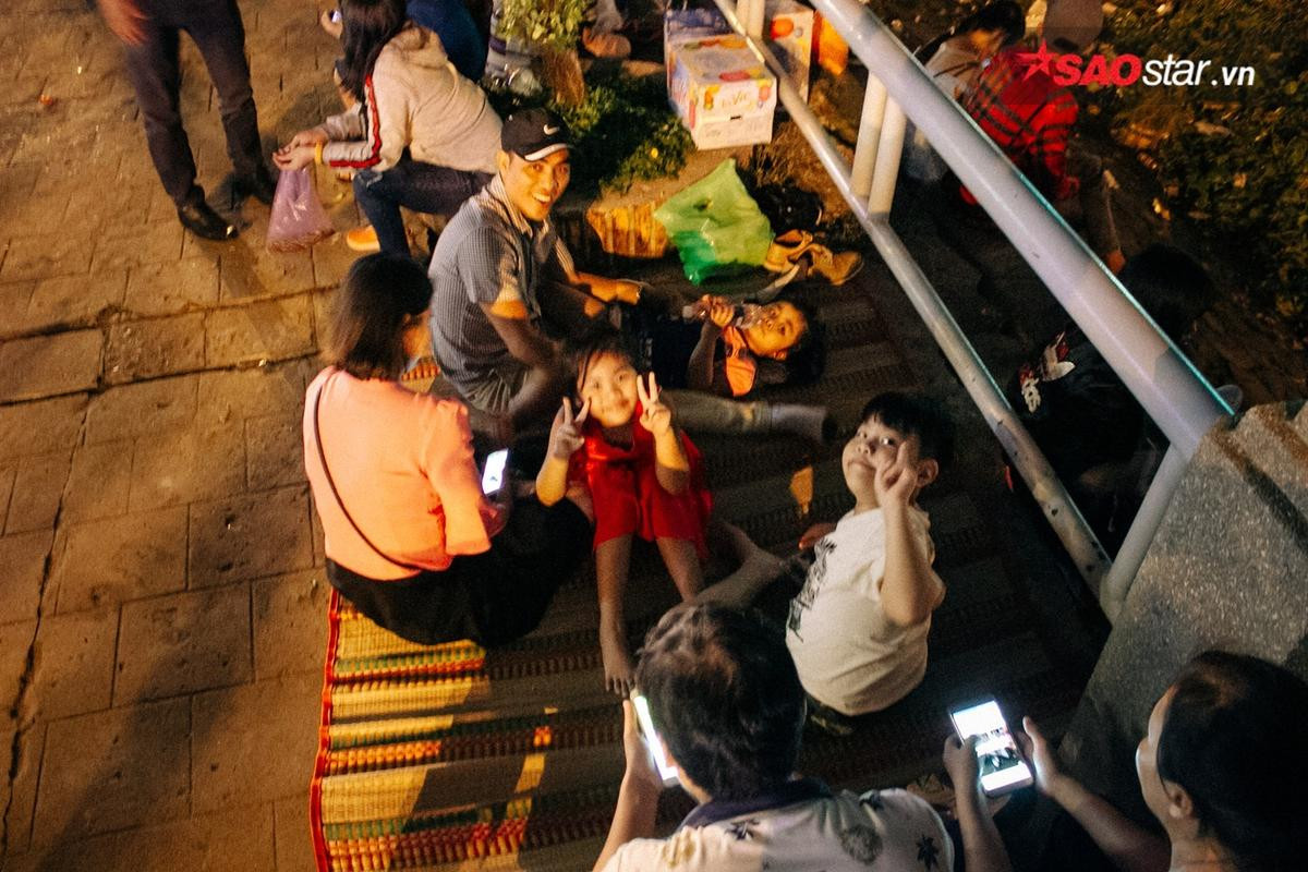 Hàng nghìn người mang chiếu ra đường, ngồi 'canh' pháo hoa trong đêm giao thừa Ảnh 8