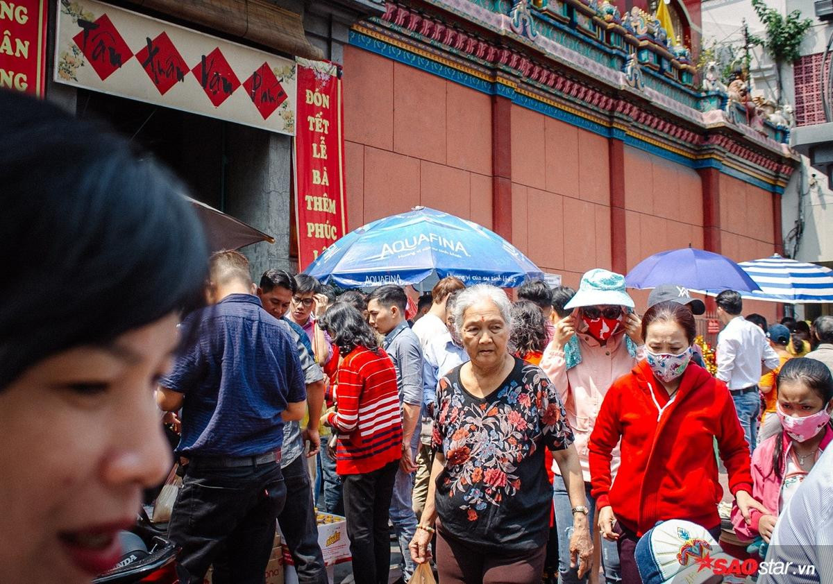 Không ồn ào vội vã, Sài Gòn - Hà Nội được trả lại vẻ yên bình trong ngày mùng 1 Tết Ảnh 10