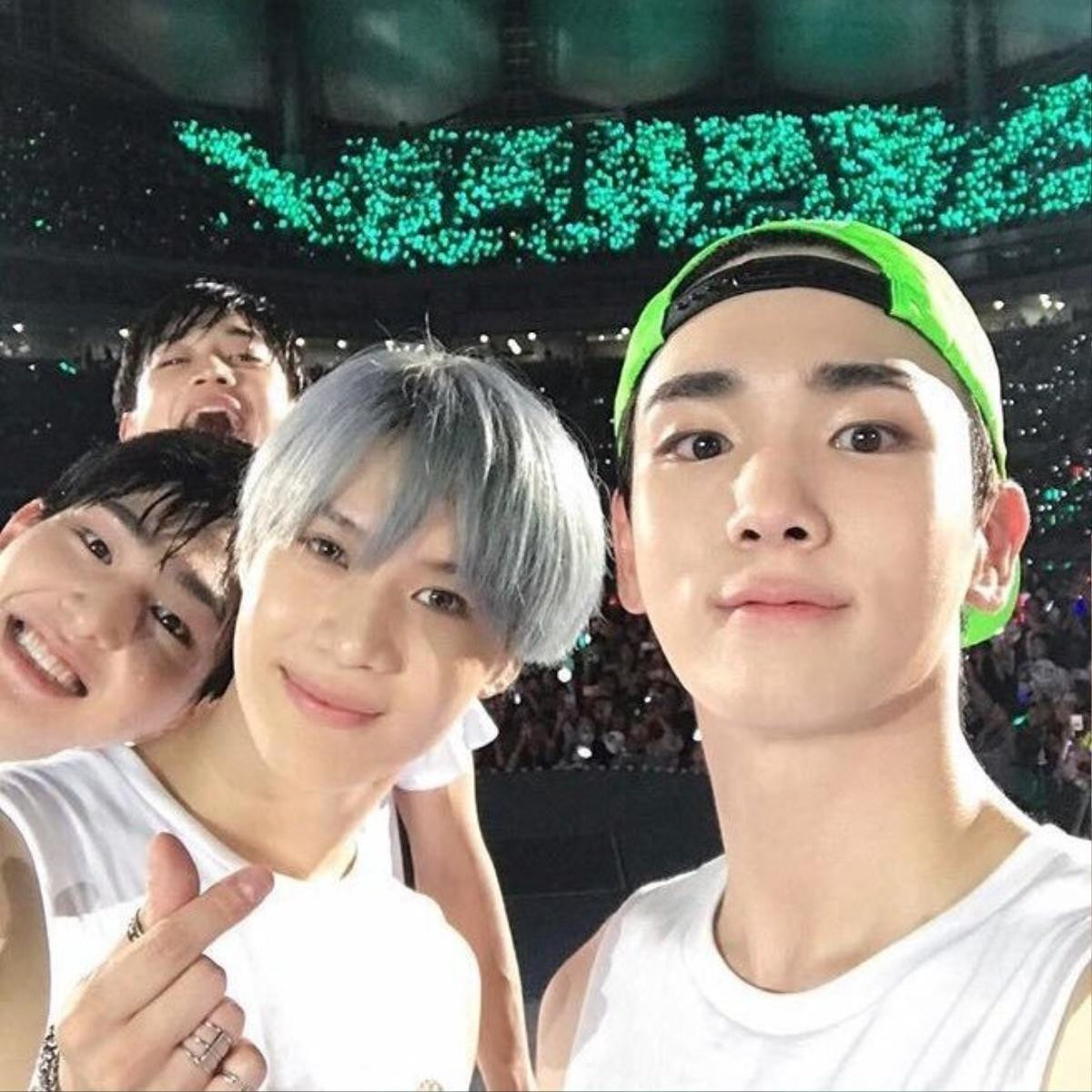 Concert trở lại của SHINee: Fan khóc nghẹn, sân khấu vẫn sáng đèn chờ Jonghyun Ảnh 9