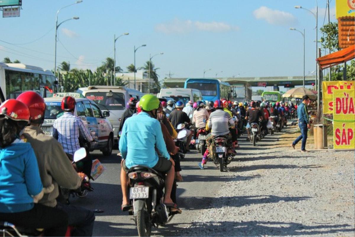 Hàng vạn xe lên Sài Gòn, trạm cầu Rạch Miễu tạm ngưng thu phí Ảnh 1