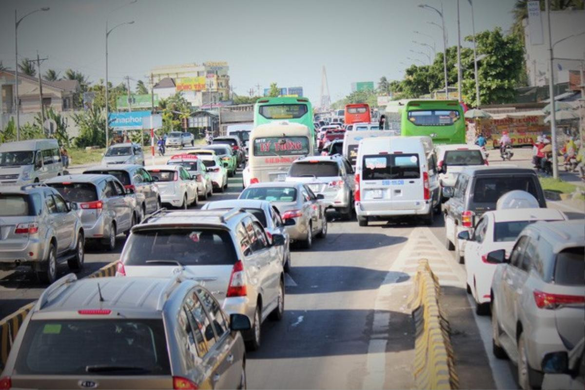 Hàng vạn xe lên Sài Gòn, trạm cầu Rạch Miễu tạm ngưng thu phí Ảnh 3