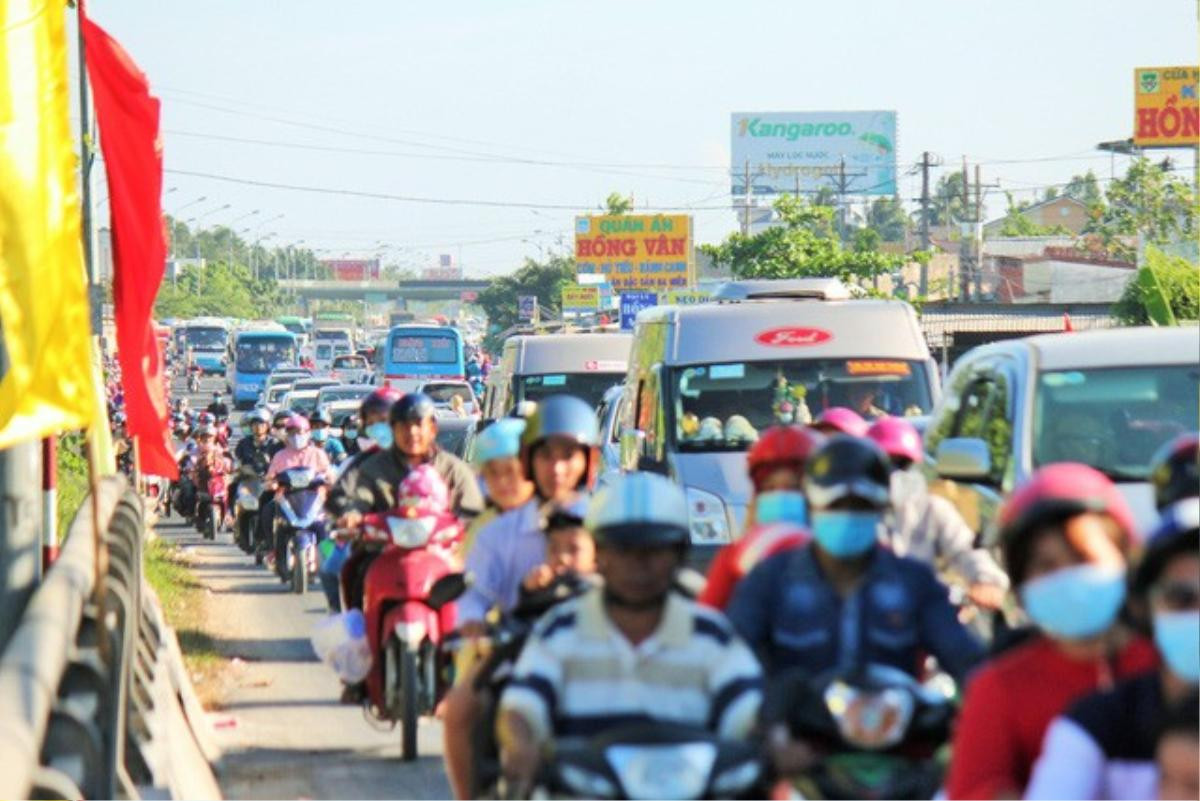 Hàng vạn xe lên Sài Gòn, trạm cầu Rạch Miễu tạm ngưng thu phí Ảnh 4