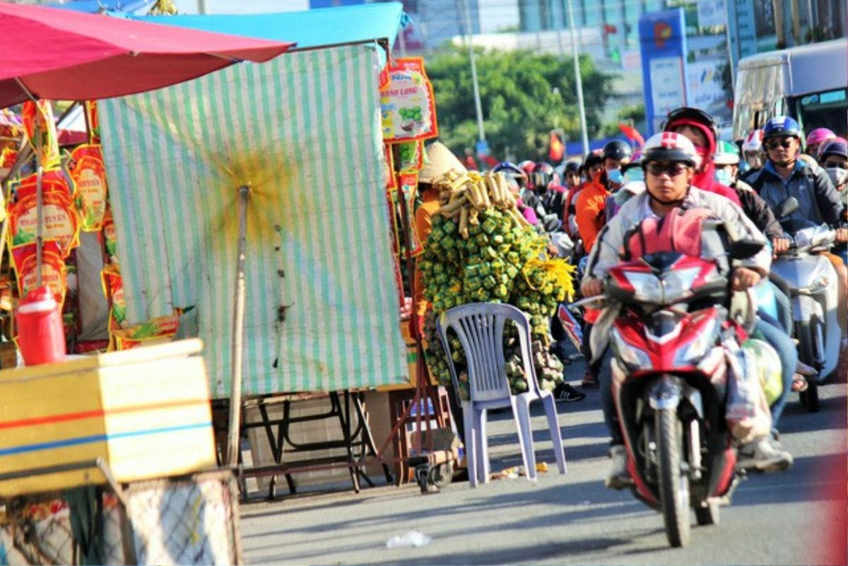 Hàng vạn xe lên Sài Gòn, trạm cầu Rạch Miễu tạm ngưng thu phí Ảnh 6