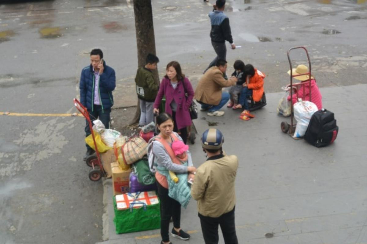 Nhiều người lỉnh kỉnh đồ đạc trở lại thành phố trong ngày mùng 4 Tết Ảnh 1