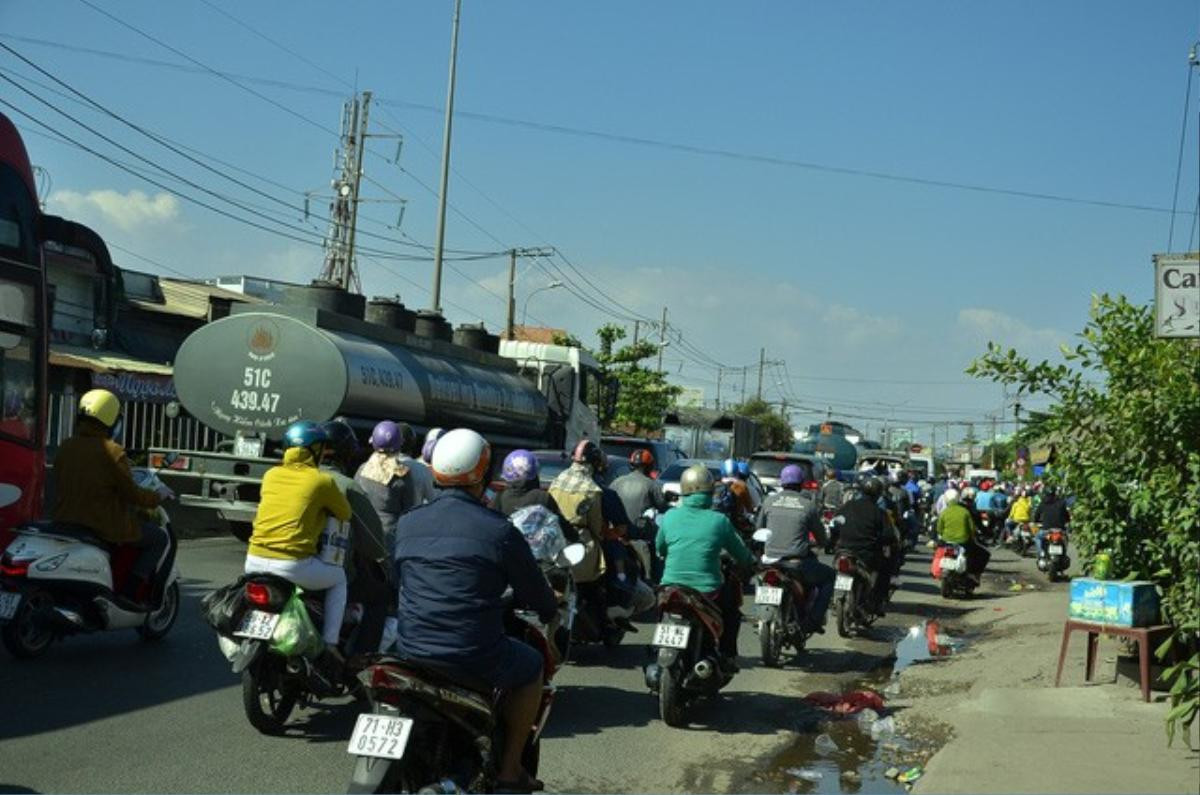 Nhiều người lỉnh kỉnh đồ đạc trở lại thành phố trong ngày mùng 4 Tết Ảnh 6