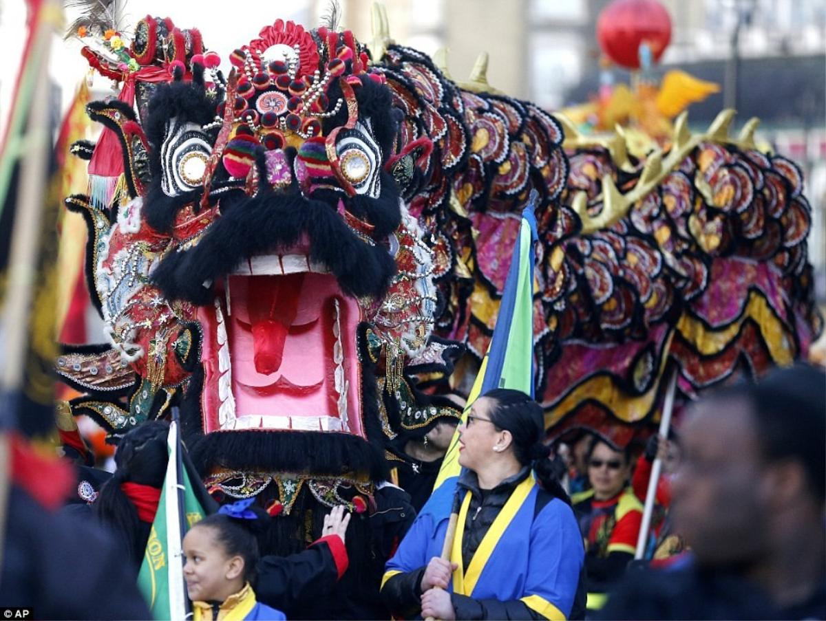 Người Việt ở Mỹ chen chân đi chùa, khu phố người Hoa tại London rộn rã tiếng trống đầu năm Ảnh 15