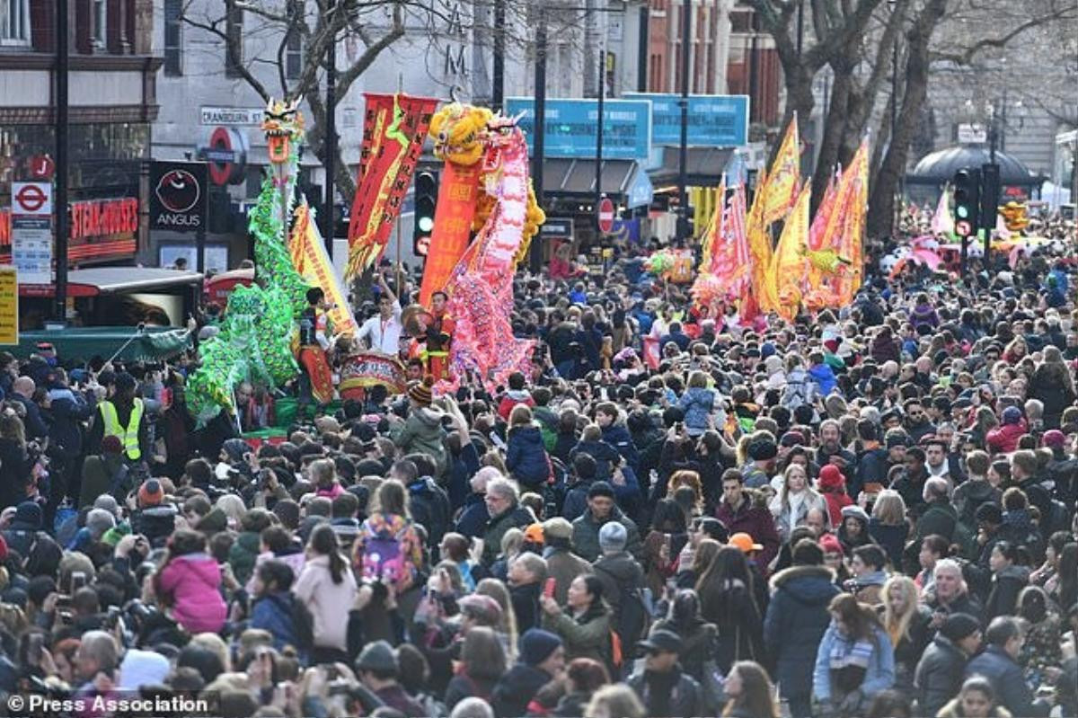 Người Việt ở Mỹ chen chân đi chùa, khu phố người Hoa tại London rộn rã tiếng trống đầu năm Ảnh 21