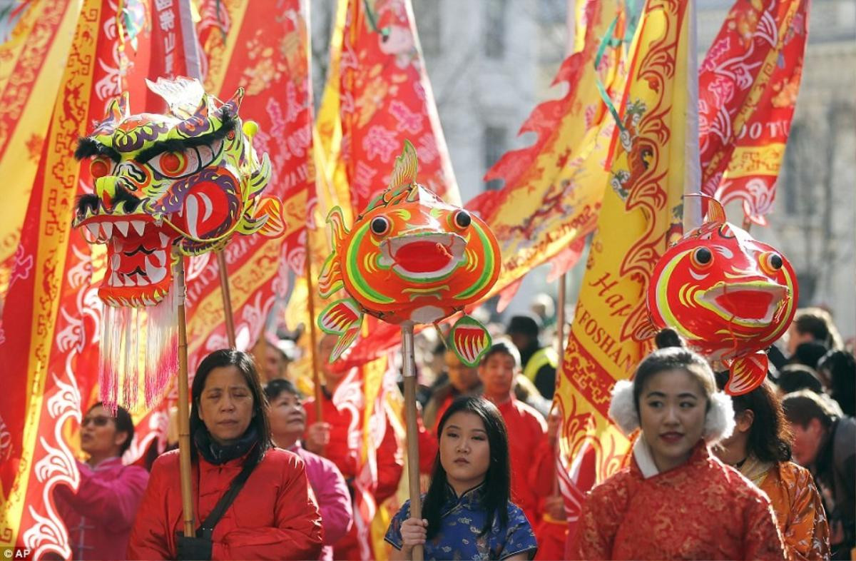 Người Việt ở Mỹ chen chân đi chùa, khu phố người Hoa tại London rộn rã tiếng trống đầu năm Ảnh 6