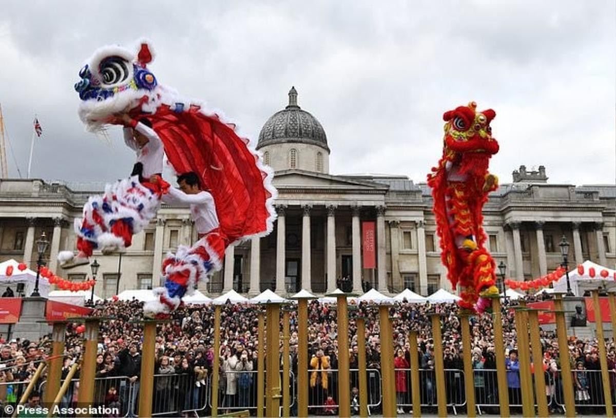 Người Việt ở Mỹ chen chân đi chùa, khu phố người Hoa tại London rộn rã tiếng trống đầu năm Ảnh 23