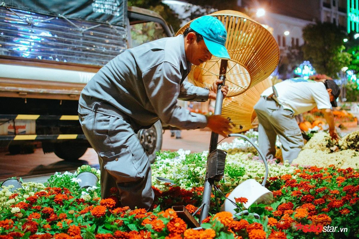 Hàng trăm công nhân tất bật dọn đường hoa Nguyễn Huệ ngay trong đêm Ảnh 7