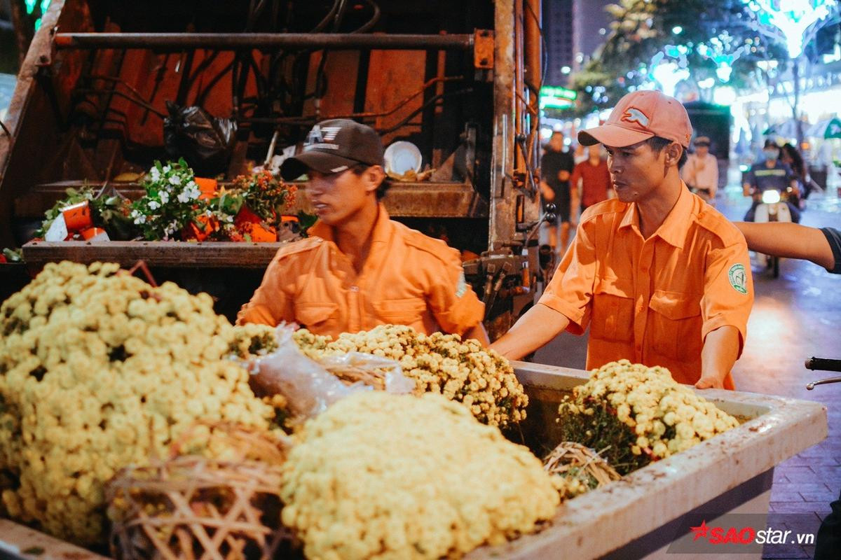 Hàng trăm công nhân tất bật dọn đường hoa Nguyễn Huệ ngay trong đêm Ảnh 8