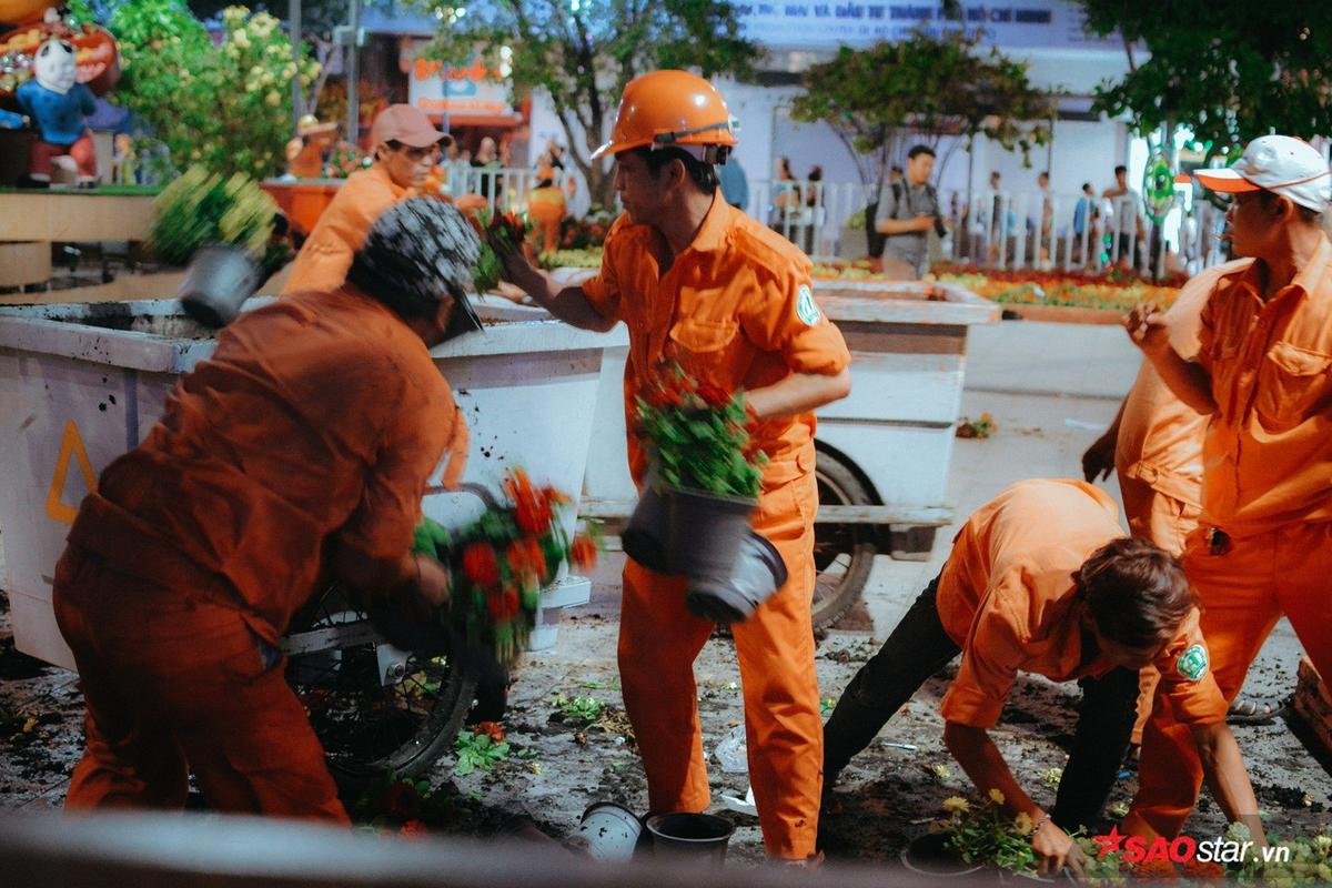 Hàng trăm công nhân tất bật dọn đường hoa Nguyễn Huệ ngay trong đêm Ảnh 9