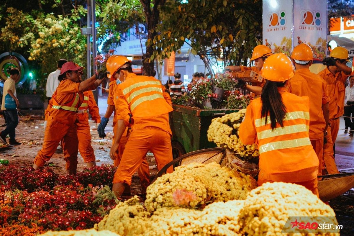 Hàng trăm công nhân tất bật dọn đường hoa Nguyễn Huệ ngay trong đêm Ảnh 2