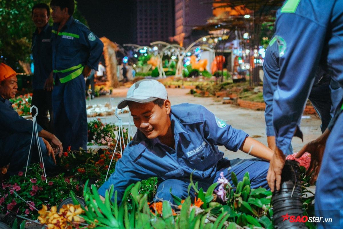 Hàng trăm công nhân tất bật dọn đường hoa Nguyễn Huệ ngay trong đêm Ảnh 11