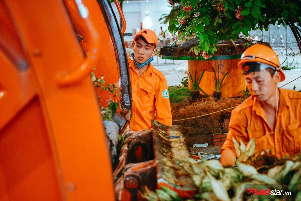 Hàng trăm công nhân tất bật dọn đường hoa Nguyễn Huệ ngay trong đêm Ảnh 15