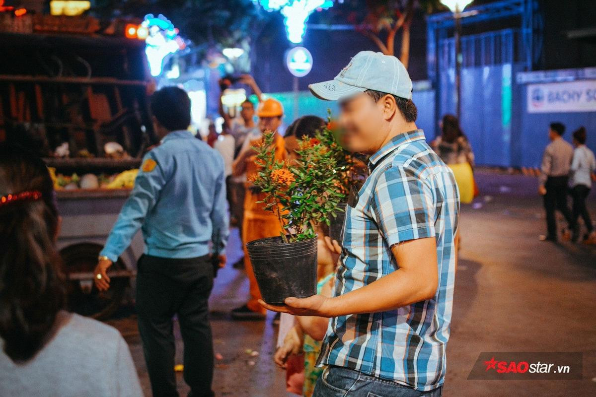 Mặc kệ lực lượng an ninh, nhiều người dân 'hôi hoa' vẫn vượt rào, ôm hoa trốn chạy như phim hành động vào giờ bế mạc Ảnh 16