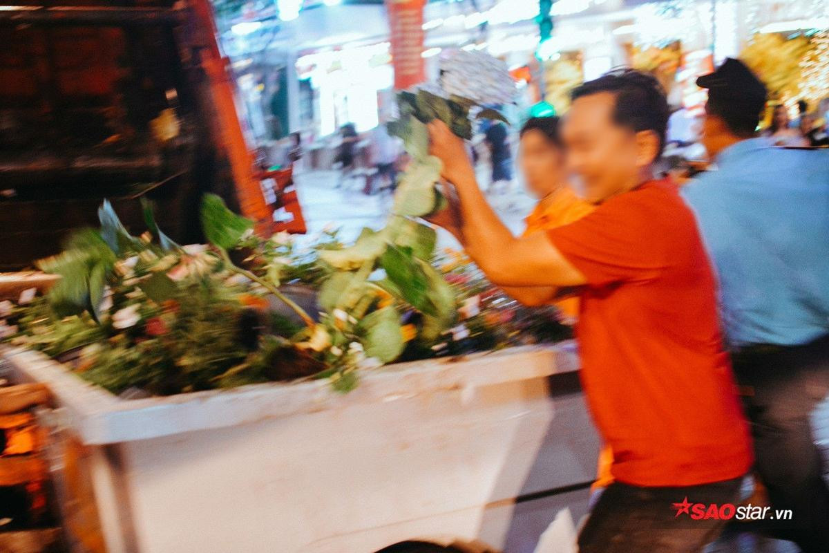 Mặc kệ lực lượng an ninh, nhiều người dân 'hôi hoa' vẫn vượt rào, ôm hoa trốn chạy như phim hành động vào giờ bế mạc Ảnh 17