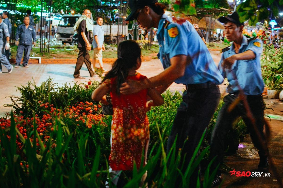 Mặc kệ lực lượng an ninh, nhiều người dân 'hôi hoa' vẫn vượt rào, ôm hoa trốn chạy như phim hành động vào giờ bế mạc Ảnh 12