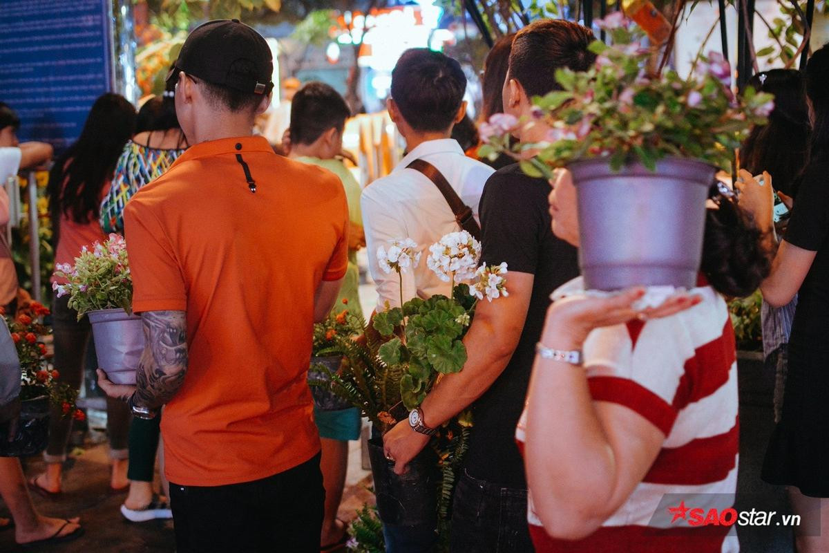 Mặc kệ lực lượng an ninh, nhiều người dân 'hôi hoa' vẫn vượt rào, ôm hoa trốn chạy như phim hành động vào giờ bế mạc Ảnh 13