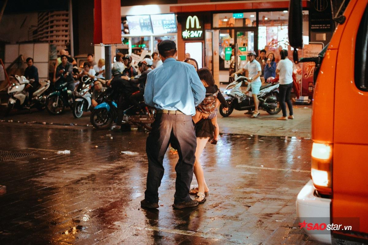 Mặc kệ lực lượng an ninh, nhiều người dân 'hôi hoa' vẫn vượt rào, ôm hoa trốn chạy như phim hành động vào giờ bế mạc Ảnh 14