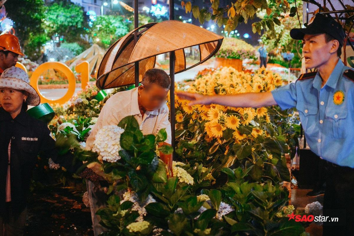 Mặc kệ lực lượng an ninh, nhiều người dân 'hôi hoa' vẫn vượt rào, ôm hoa trốn chạy như phim hành động vào giờ bế mạc Ảnh 4