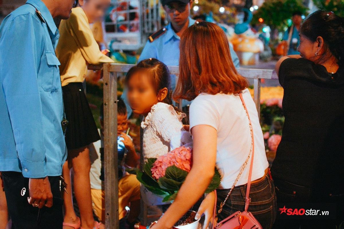 Mặc kệ lực lượng an ninh, nhiều người dân 'hôi hoa' vẫn vượt rào, ôm hoa trốn chạy như phim hành động vào giờ bế mạc Ảnh 7