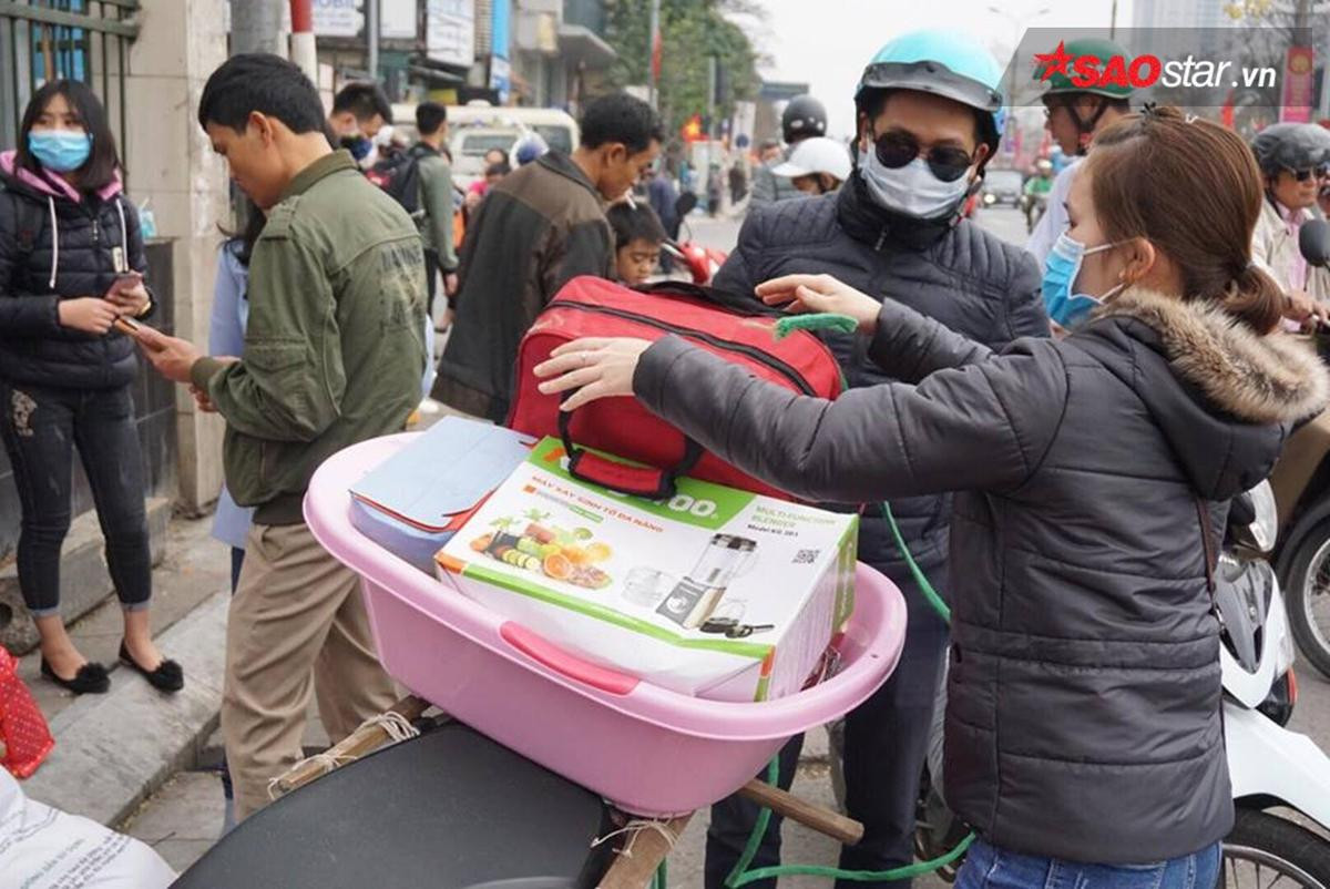 Trở lại sau kỳ nghỉ Tết: Tay xách nách mang, vật vờ cả tiếng vẫn không bắt nổi taxi Ảnh 13