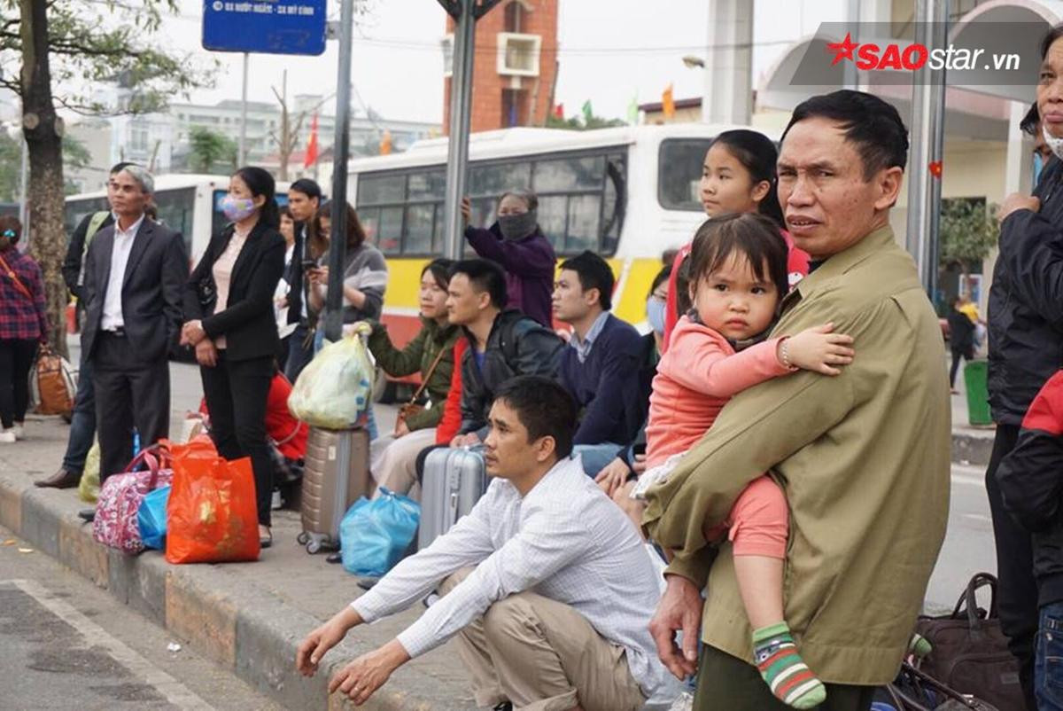 Trở lại sau kỳ nghỉ Tết: Tay xách nách mang, vật vờ cả tiếng vẫn không bắt nổi taxi Ảnh 1