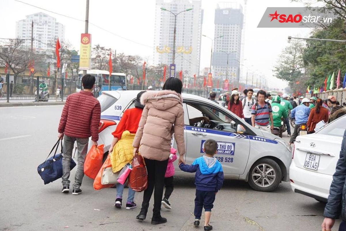 Trở lại sau kỳ nghỉ Tết: Tay xách nách mang, vật vờ cả tiếng vẫn không bắt nổi taxi Ảnh 5