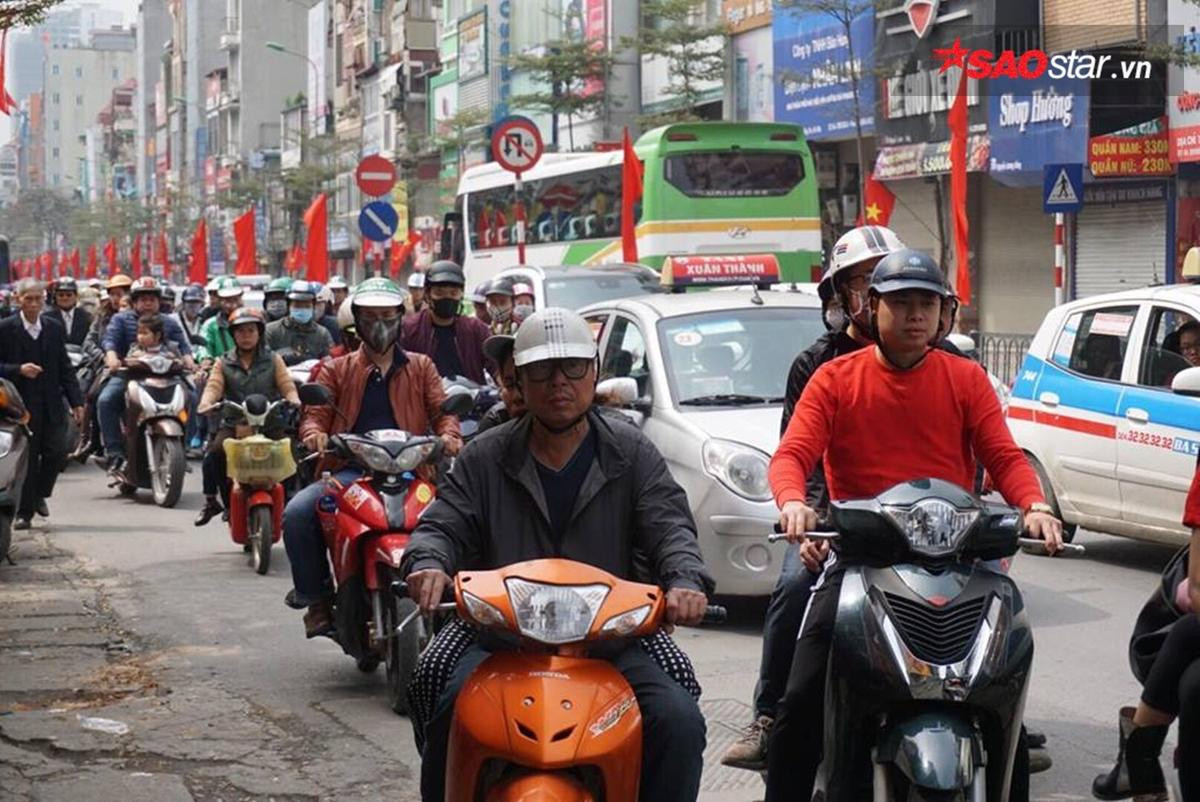 Trở lại sau kỳ nghỉ Tết: Tay xách nách mang, vật vờ cả tiếng vẫn không bắt nổi taxi Ảnh 9