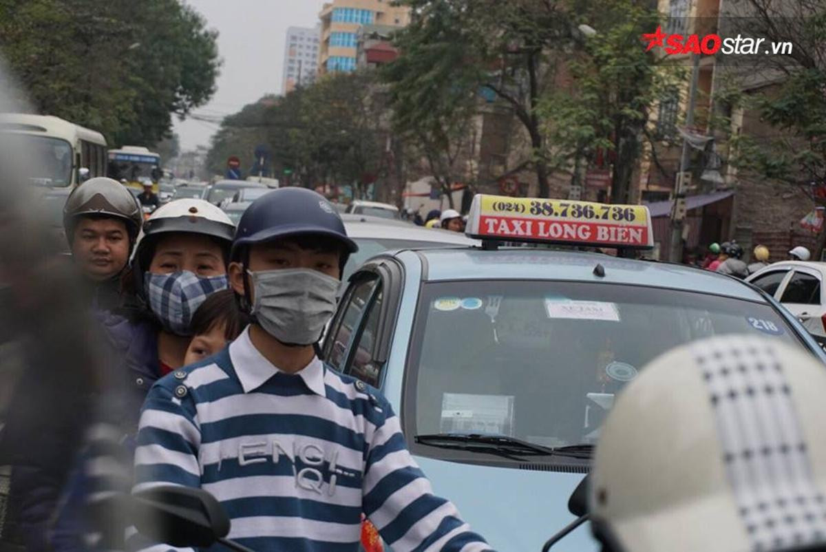 Trở lại sau kỳ nghỉ Tết: Tay xách nách mang, vật vờ cả tiếng vẫn không bắt nổi taxi Ảnh 10