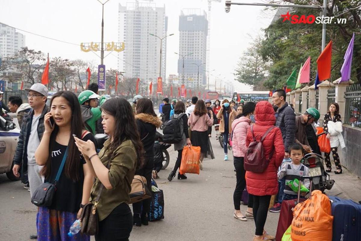 Trở lại sau kỳ nghỉ Tết: Tay xách nách mang, vật vờ cả tiếng vẫn không bắt nổi taxi Ảnh 14