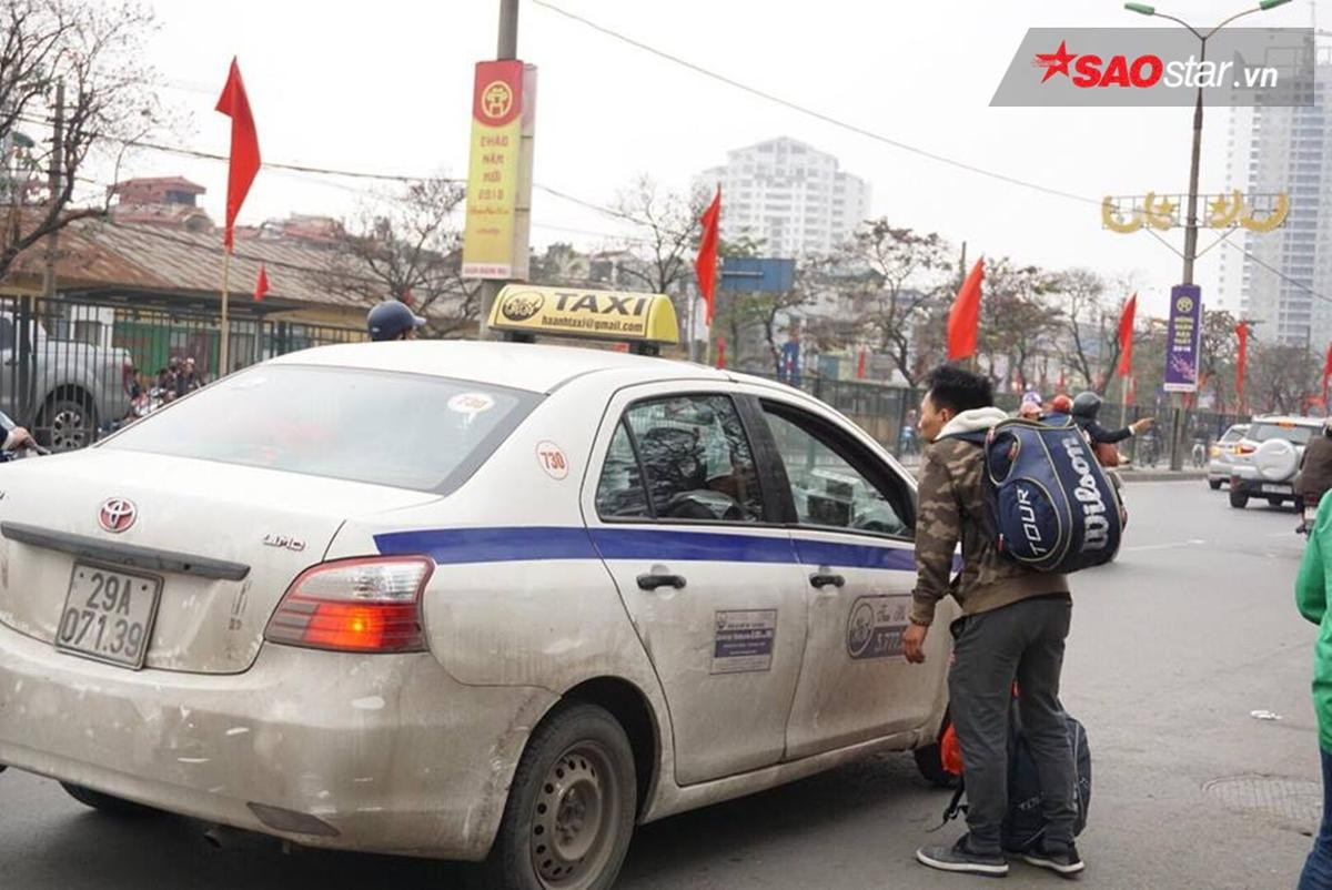 Trở lại sau kỳ nghỉ Tết: Tay xách nách mang, vật vờ cả tiếng vẫn không bắt nổi taxi Ảnh 15