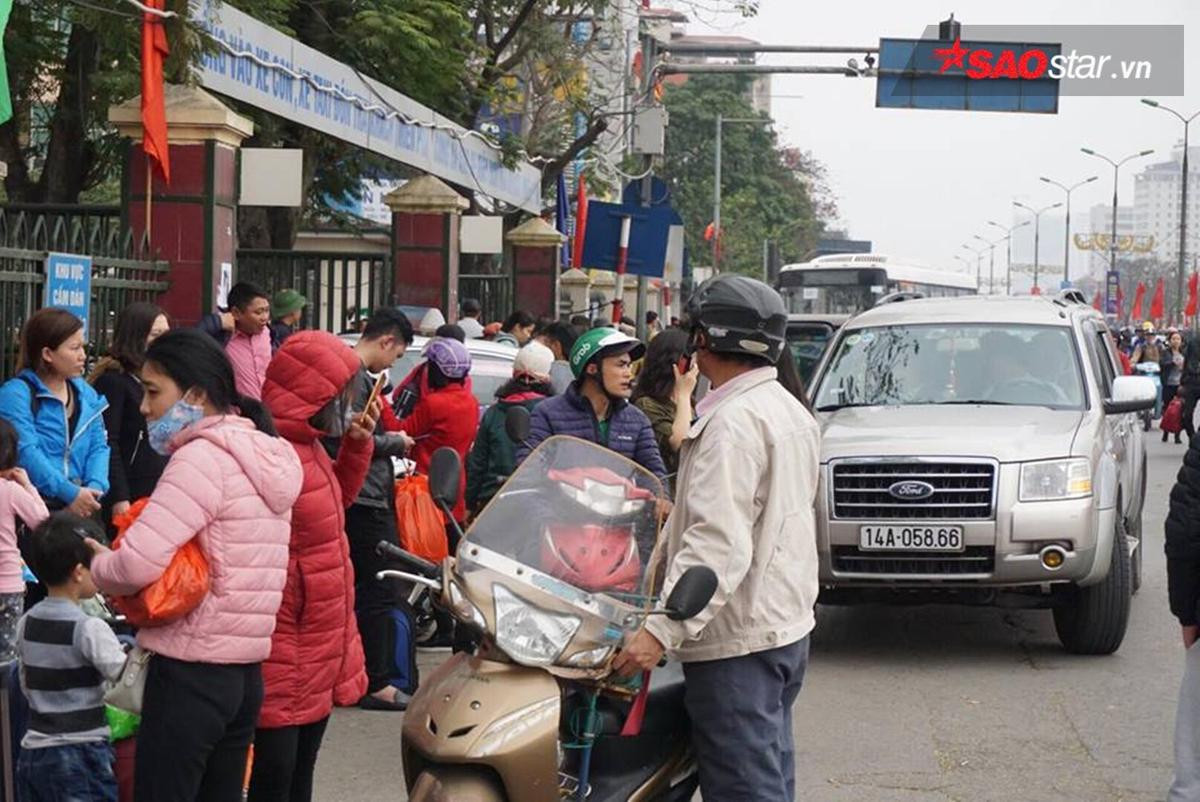 Trở lại sau kỳ nghỉ Tết: Tay xách nách mang, vật vờ cả tiếng vẫn không bắt nổi taxi Ảnh 16