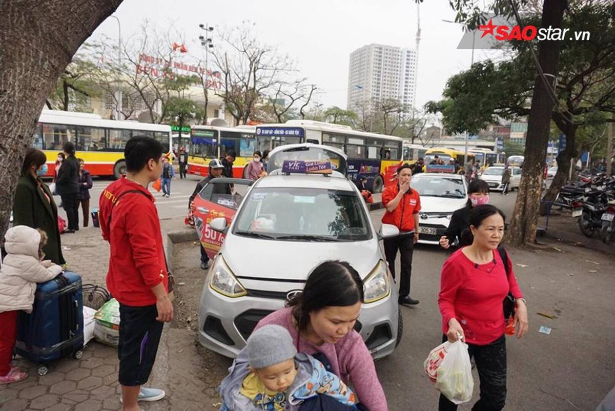 Trở lại sau kỳ nghỉ Tết: Tay xách nách mang, vật vờ cả tiếng vẫn không bắt nổi taxi Ảnh 2