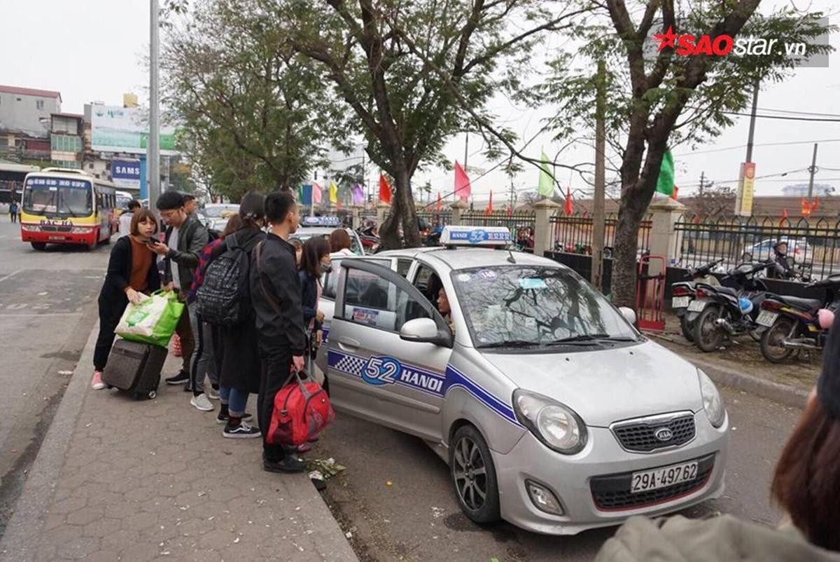 Trở lại sau kỳ nghỉ Tết: Tay xách nách mang, vật vờ cả tiếng vẫn không bắt nổi taxi Ảnh 11