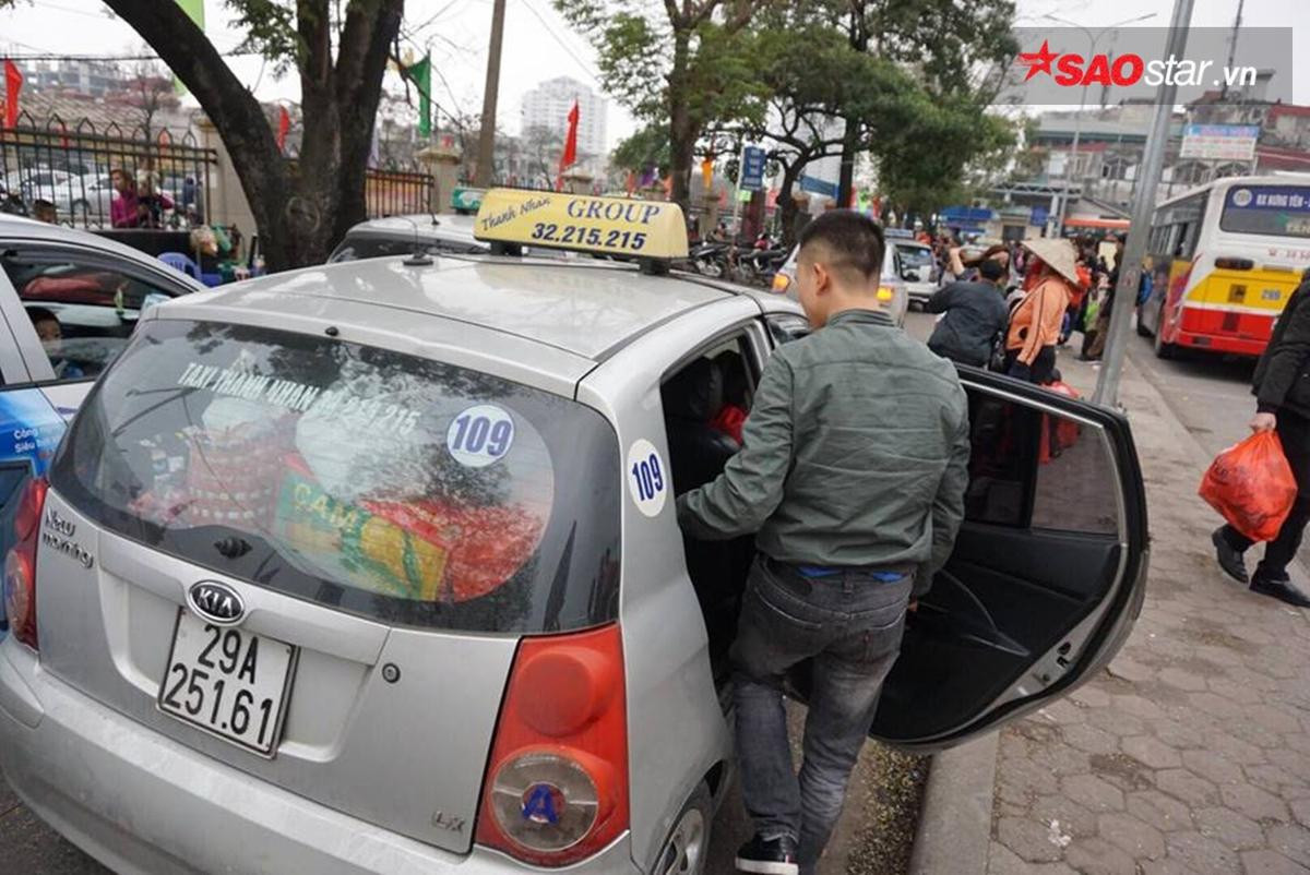 Trở lại sau kỳ nghỉ Tết: Tay xách nách mang, vật vờ cả tiếng vẫn không bắt nổi taxi Ảnh 12