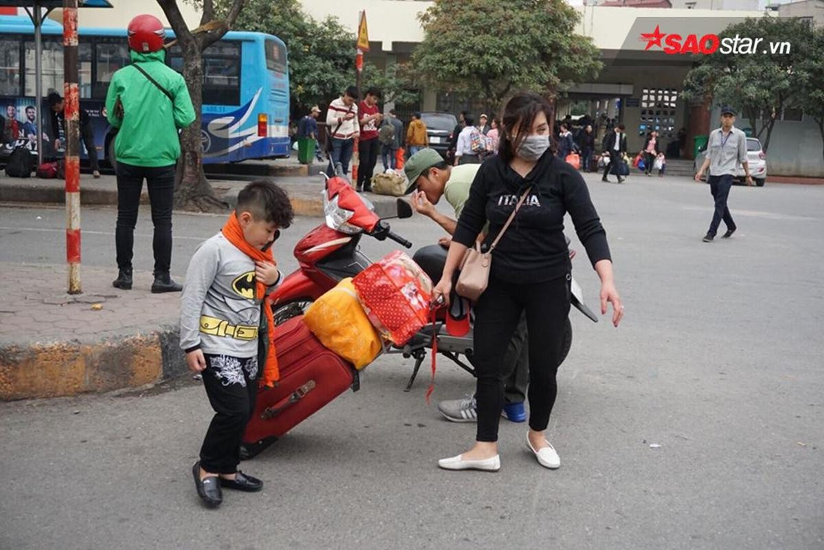 Trở lại sau kỳ nghỉ Tết: Tay xách nách mang, vật vờ cả tiếng vẫn không bắt nổi taxi Ảnh 4