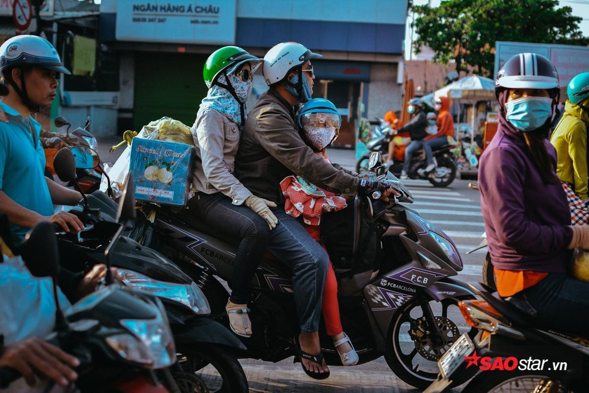 Lỉnh kỉnh hành lý trở lại Sài Gòn sau kỳ nghỉ Tết, nhiều người dân ngủ gục ngay trên xe Ảnh 12