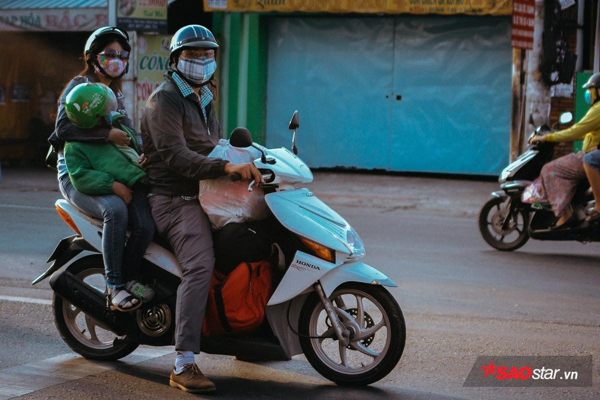 Lỉnh kỉnh hành lý trở lại Sài Gòn sau kỳ nghỉ Tết, nhiều người dân ngủ gục ngay trên xe Ảnh 11