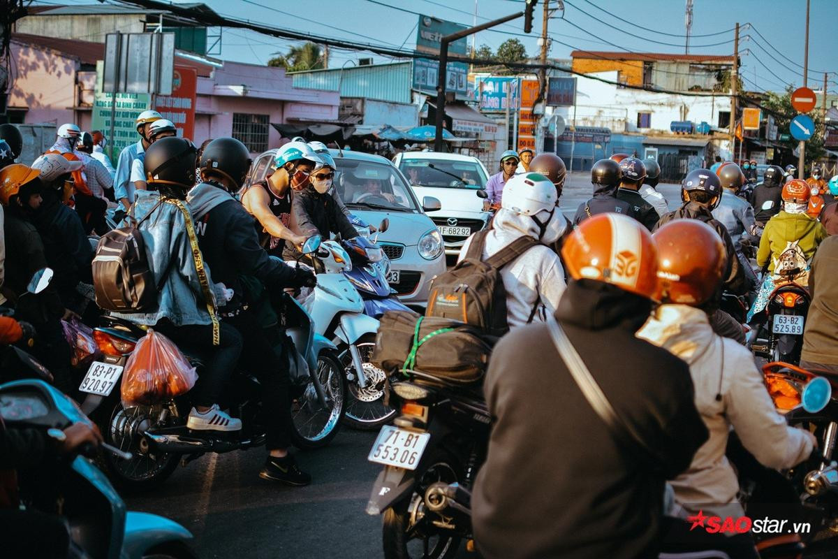 Lỉnh kỉnh hành lý trở lại Sài Gòn sau kỳ nghỉ Tết, nhiều người dân ngủ gục ngay trên xe Ảnh 10