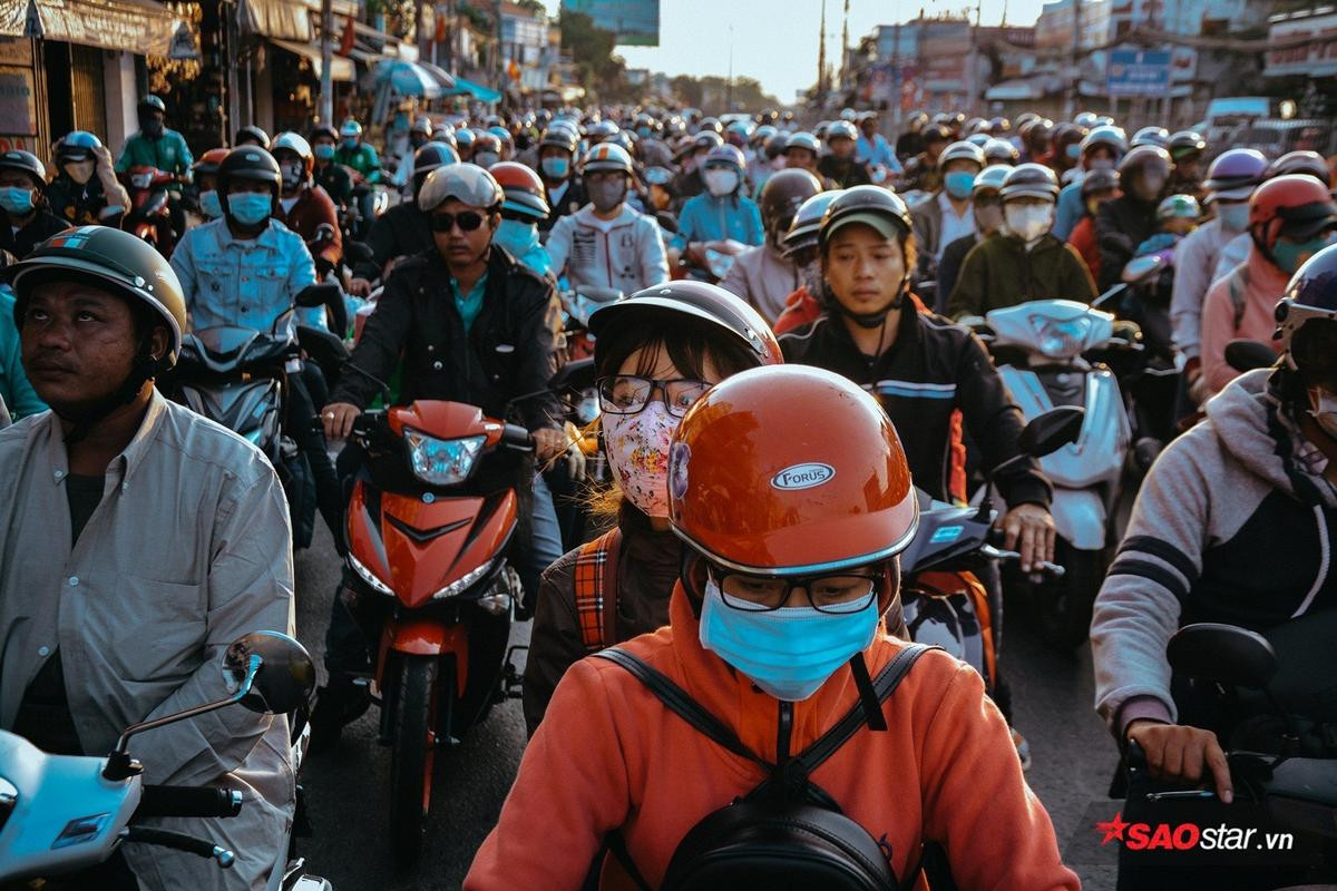 Lỉnh kỉnh hành lý trở lại Sài Gòn sau kỳ nghỉ Tết, nhiều người dân ngủ gục ngay trên xe Ảnh 3