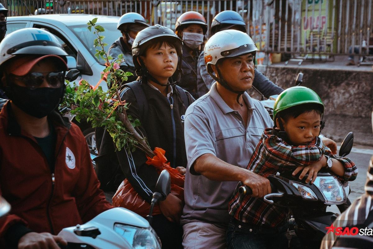 Lỉnh kỉnh hành lý trở lại Sài Gòn sau kỳ nghỉ Tết, nhiều người dân ngủ gục ngay trên xe Ảnh 8