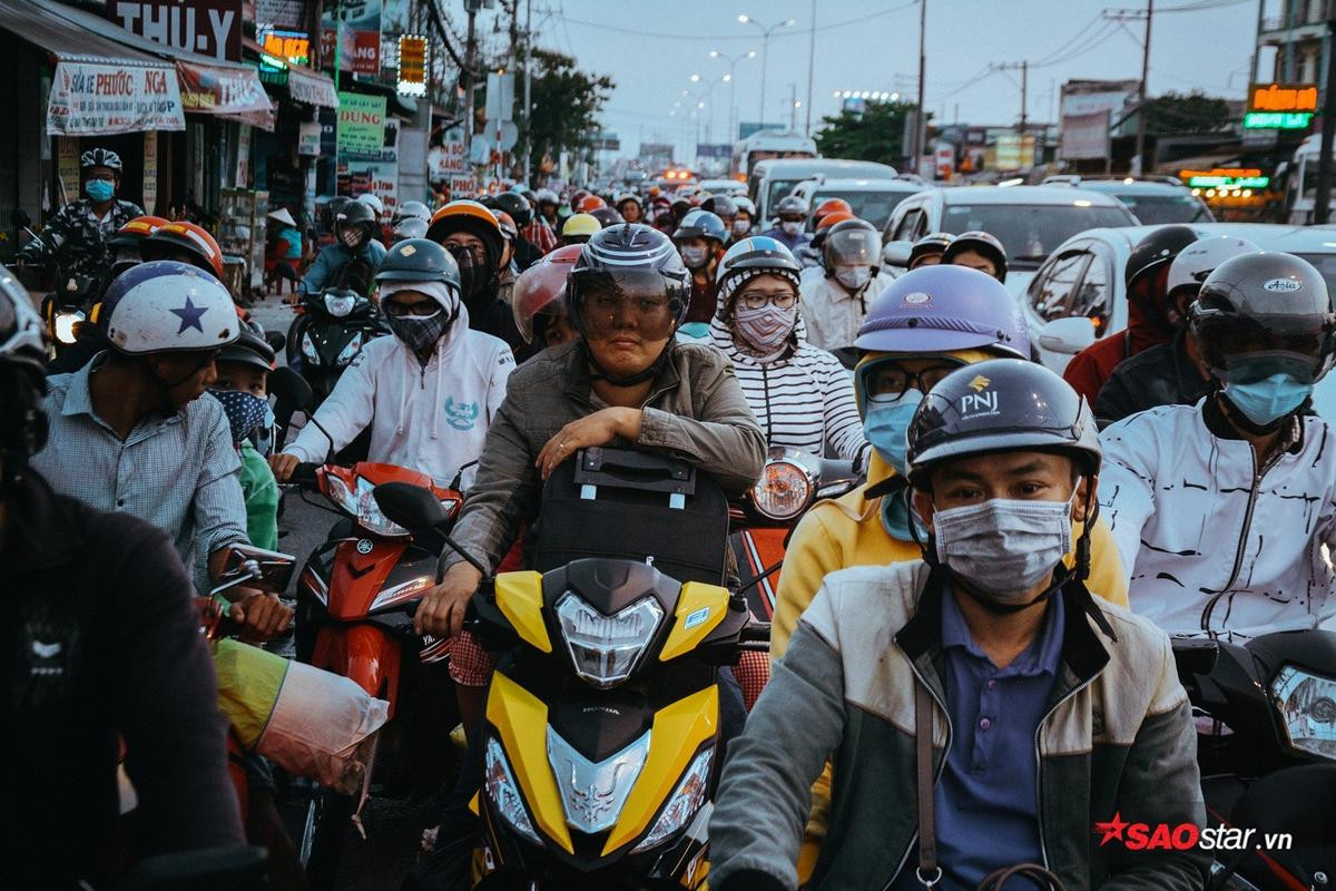 Lỉnh kỉnh hành lý trở lại Sài Gòn sau kỳ nghỉ Tết, nhiều người dân ngủ gục ngay trên xe Ảnh 1