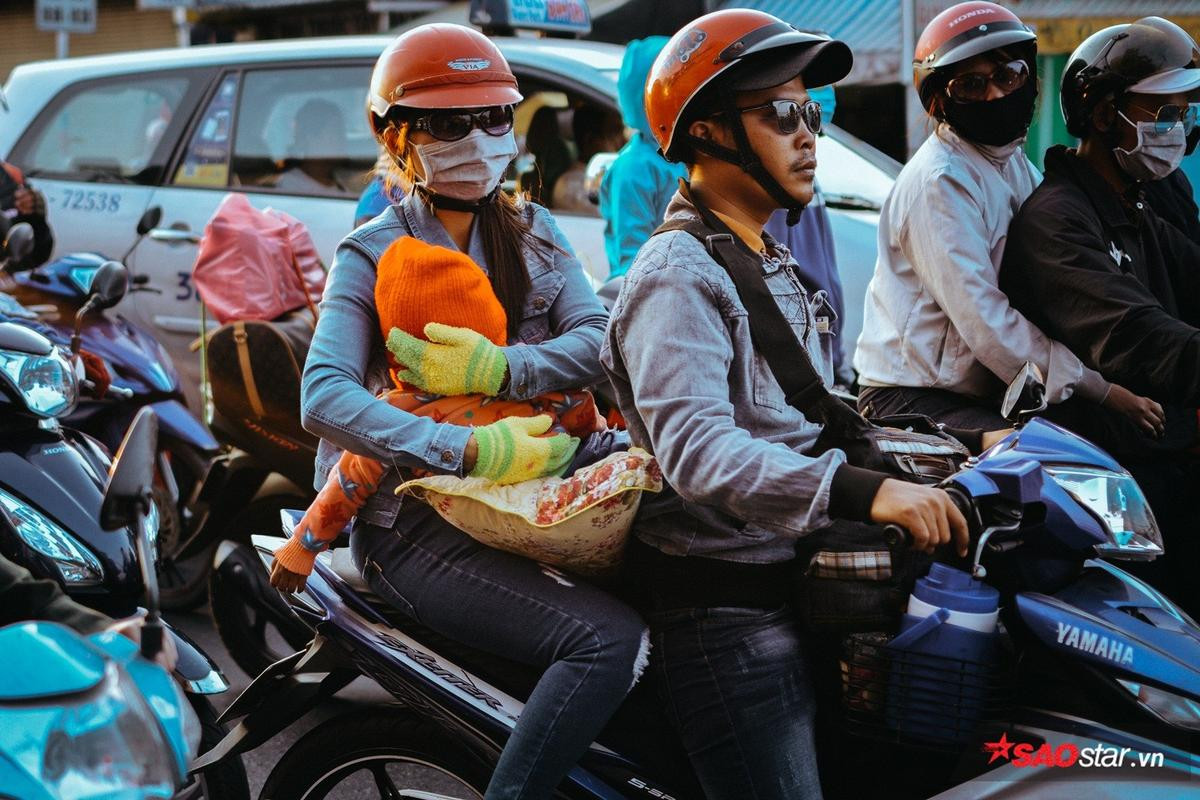 Lỉnh kỉnh hành lý trở lại Sài Gòn sau kỳ nghỉ Tết, nhiều người dân ngủ gục ngay trên xe Ảnh 5