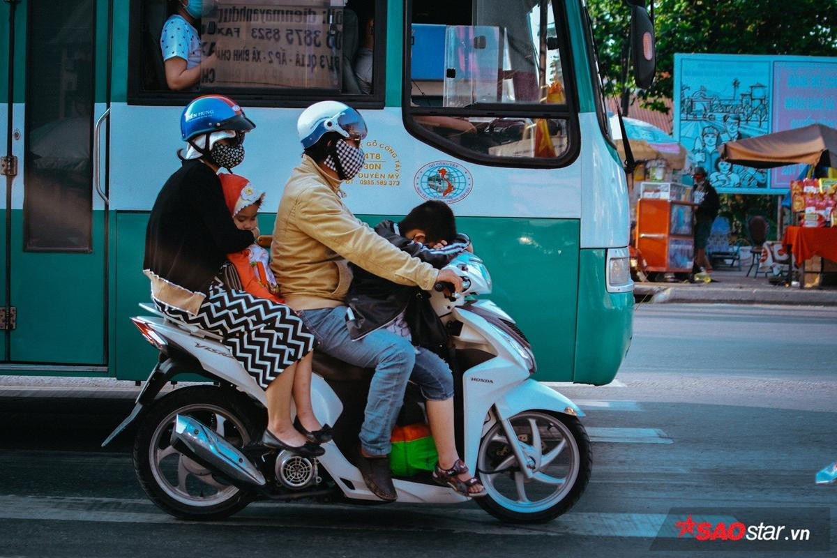 Lỉnh kỉnh hành lý trở lại Sài Gòn sau kỳ nghỉ Tết, nhiều người dân ngủ gục ngay trên xe Ảnh 14