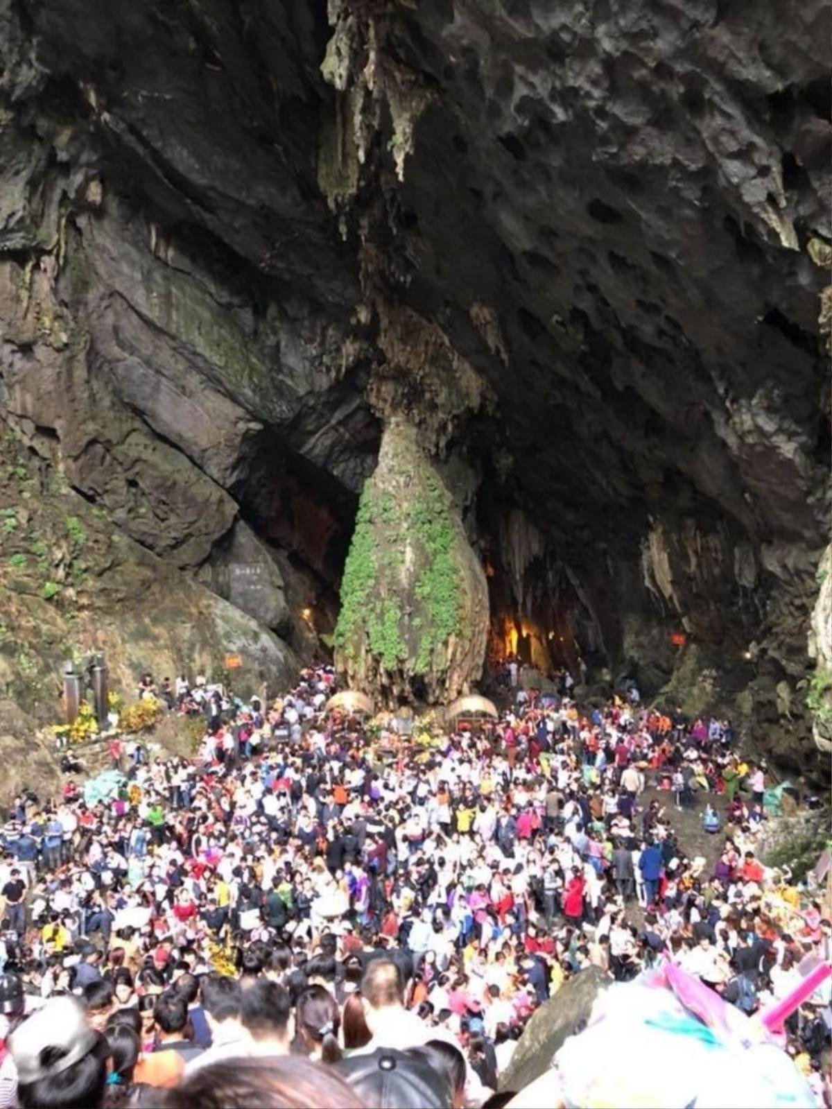 Chưa khai hội, chùa Hương đã kẹt cứng trong 'biển' người đổ về dâng hương, vãn cảnh Ảnh 1